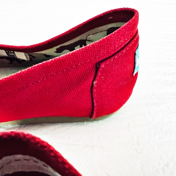 ♥️ TOMS ~ RED Original Classic Slip-ons ~ Size 8 ♥️ - Picture 6 of 7